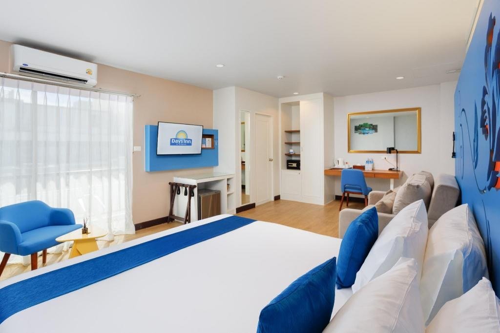 Спальня номера Premier Deluxe в Days Inn by Wyndham Patong Beach Phuket