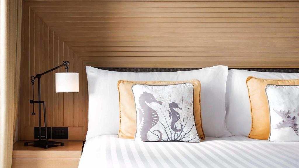 Кровать в люксе с одной спальней Ocean Coral Lounge в Amari Phuket