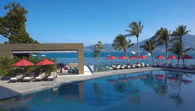 Открытый бассейн Amari Phuket