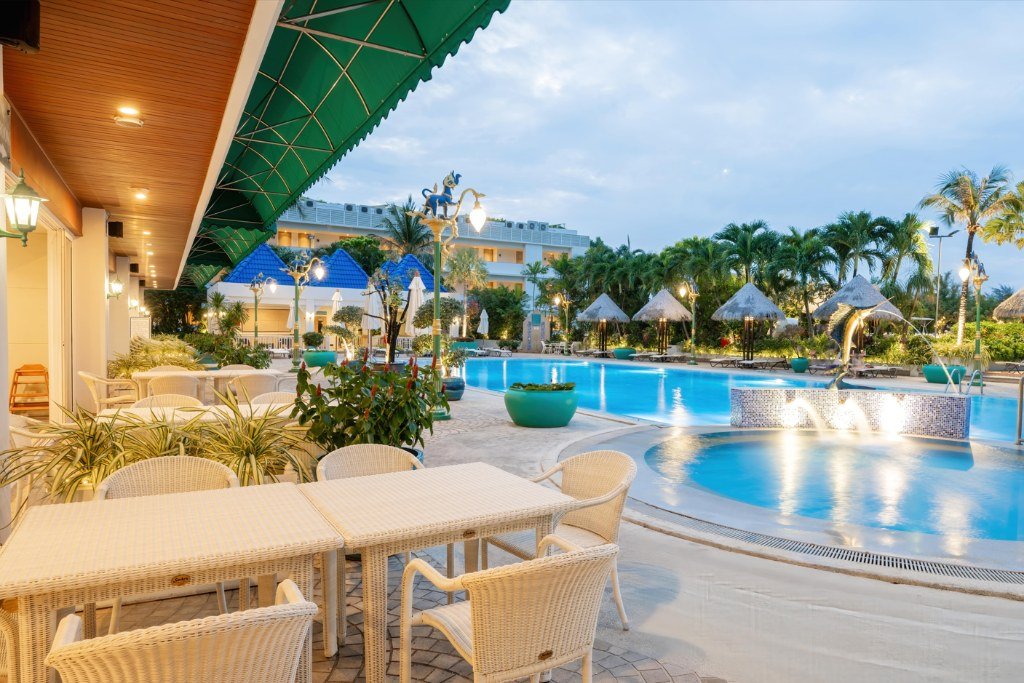 Бассейн Andaman Beach Suites Hotel