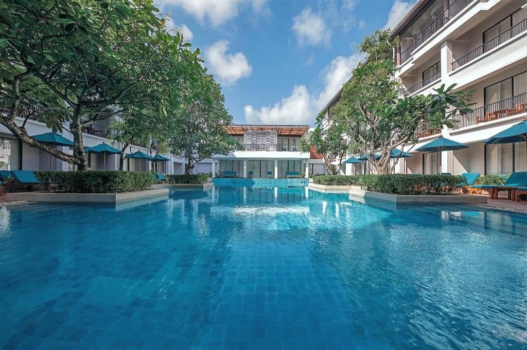 Бассейн DoubleTree by Hilton Phuket Banthai Resort