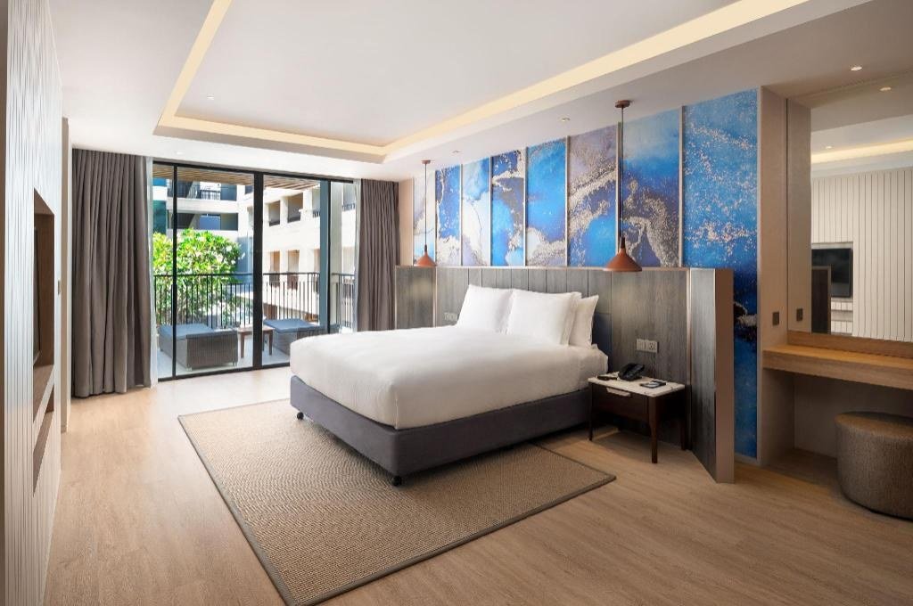 Спальня виллы с тремя спальнями и бассейном в DoubleTree by Hilton Phuket Banthai Resort