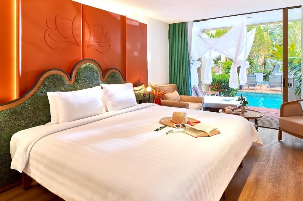 Спальня номера Elite с выходом к бассейну в Burasari Phuket