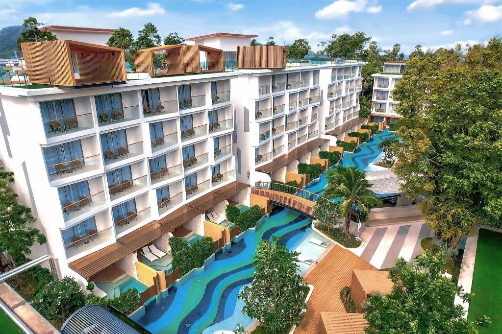 Бассейн Andaman Embrace Patong