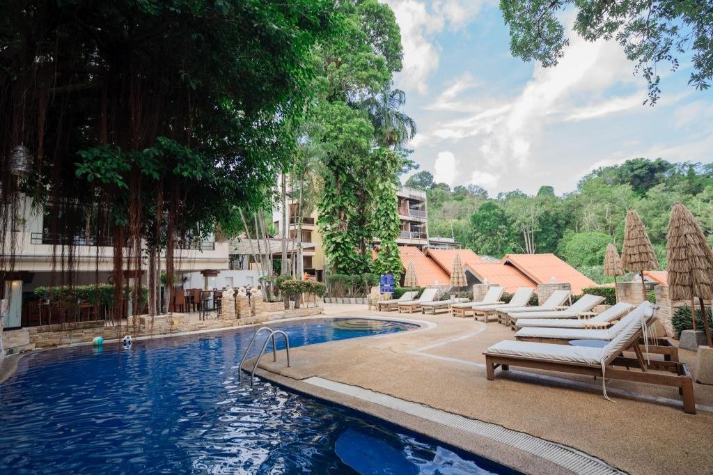 Открытый бассейн Club Bamboo Boutique Patong Beach Resort