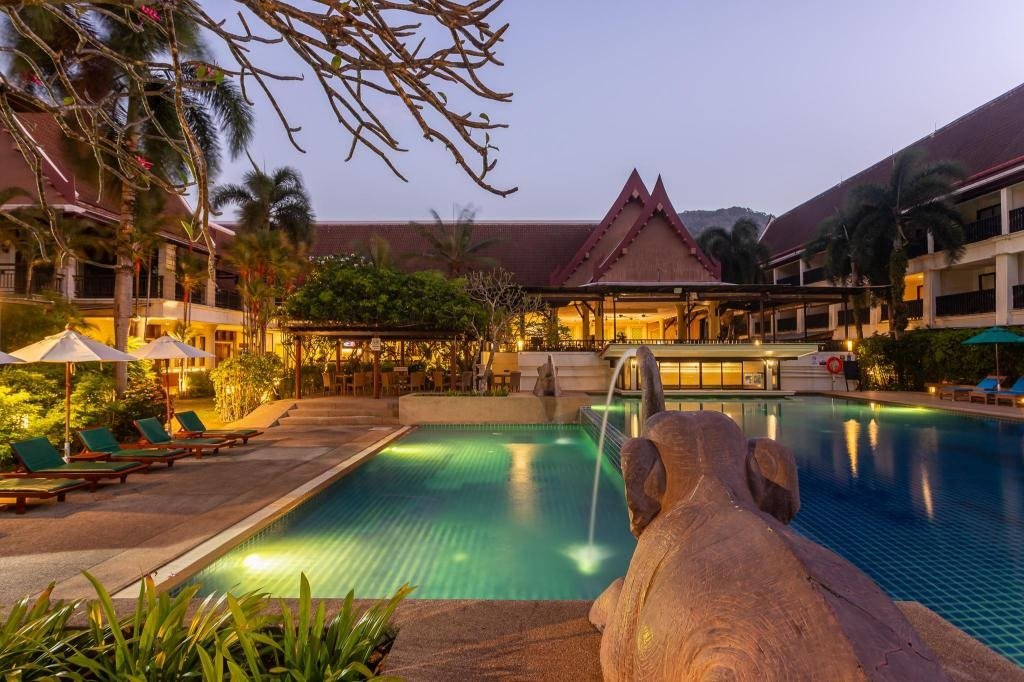 Бассейн Deevana Patong Resort & Spa