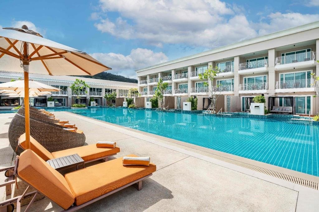 Открытый бассейн M Social Hotel Phuket