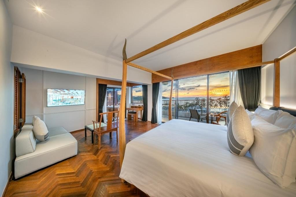 Спальня углового Deluxe с кроватью king в Patong Beach Hotel by See2Sea