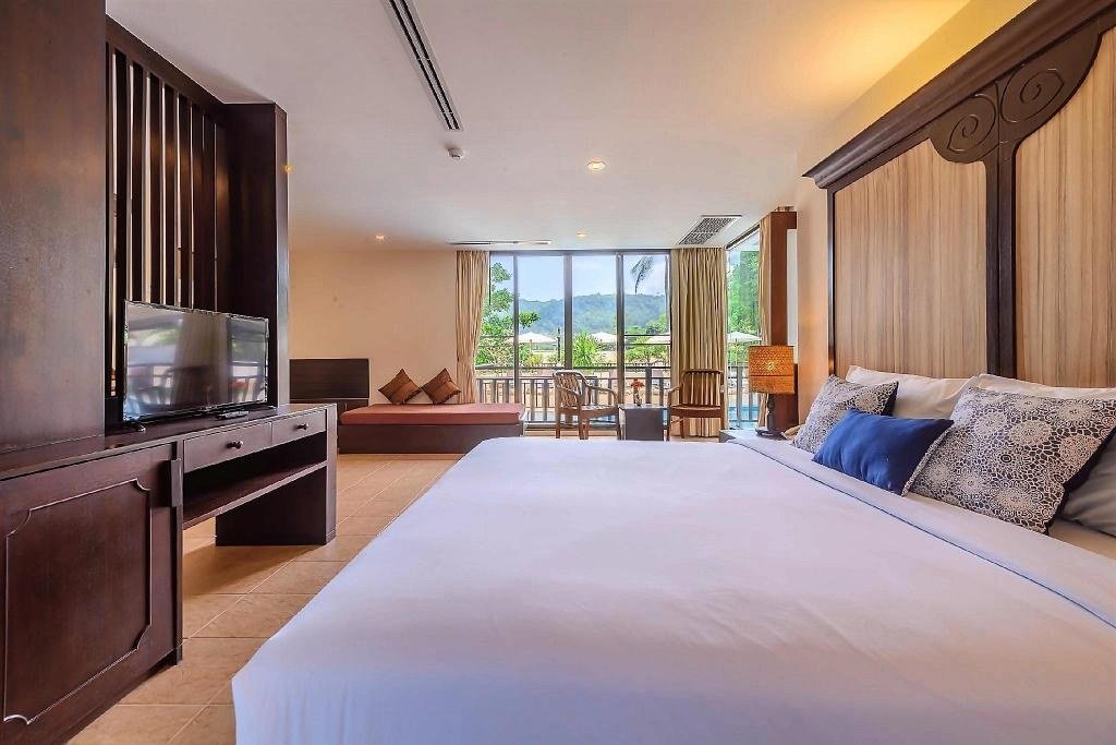Кровать семейного люкса с двумя спальнями и видом на бассейн в Patong Lodge Hotel