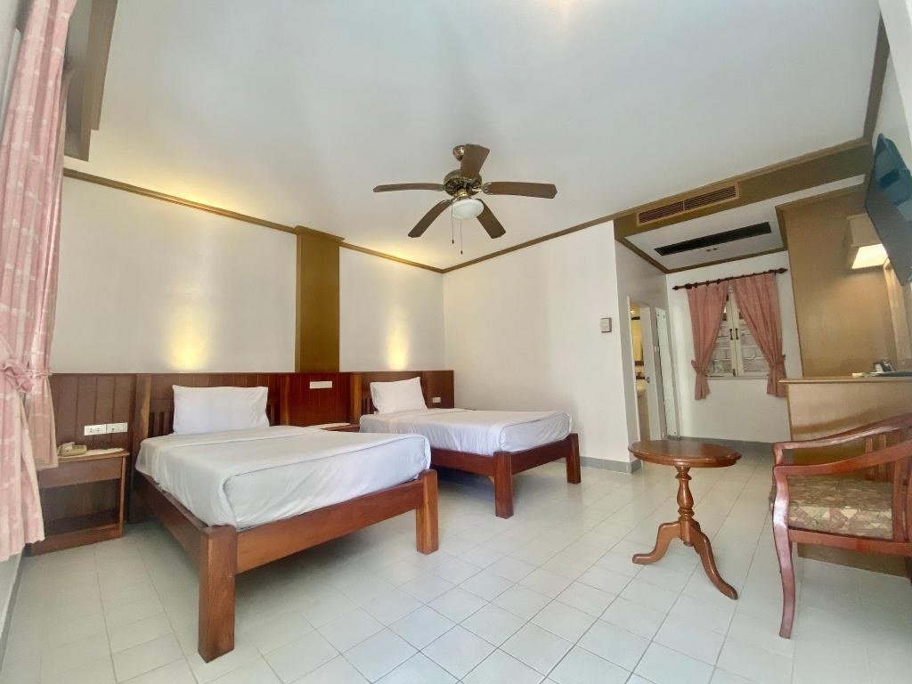 Спальня улучшенного двухместного номера с раздельными кроватями в Patong Palace Hotel