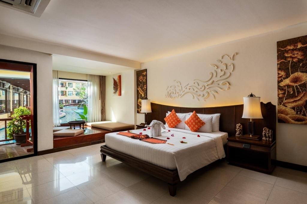 Спальня Deluxe с выходом к бассейну в Patong Paragon Resort & Spa