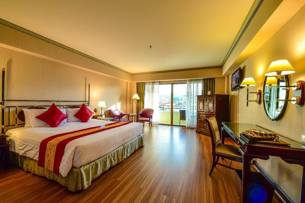 Номер Deluxe в Patong Resort Hotel