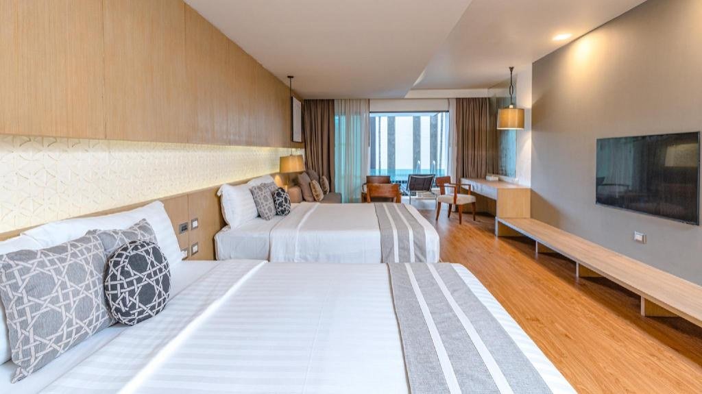 Спальня Sunset Grand Deluxe с выходом к бассейну в Phuket Graceland Resort & Spa
