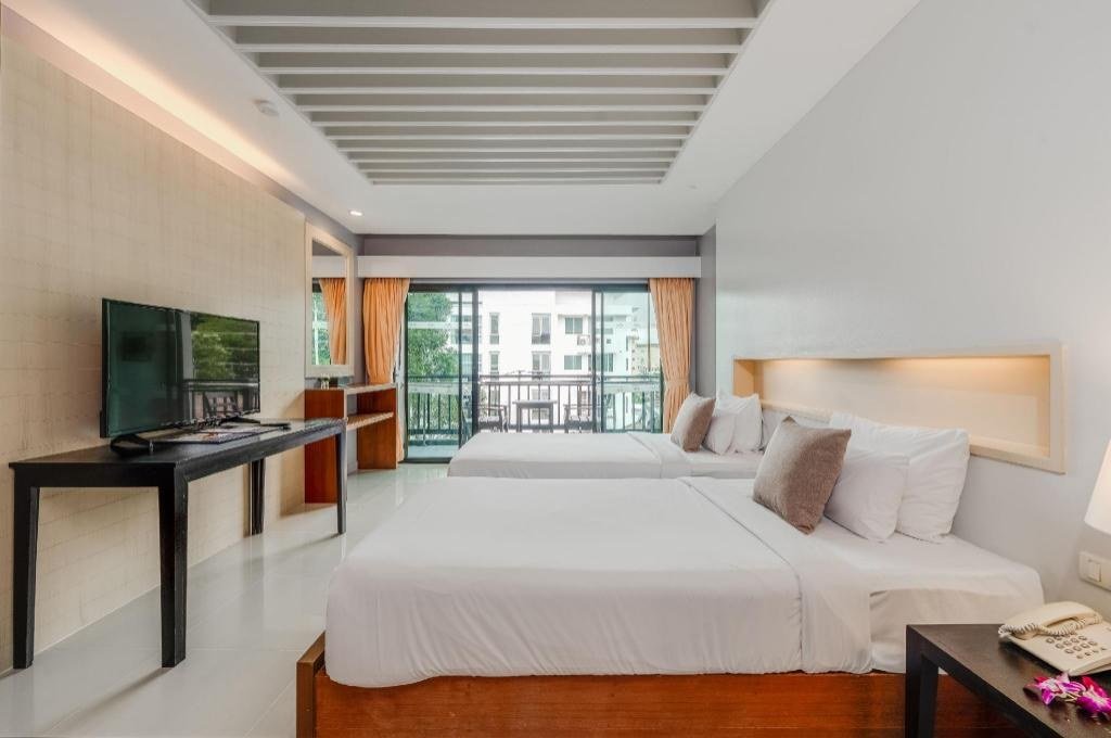 Спальня Premier с видом на бассейн в Phuvaree Resort