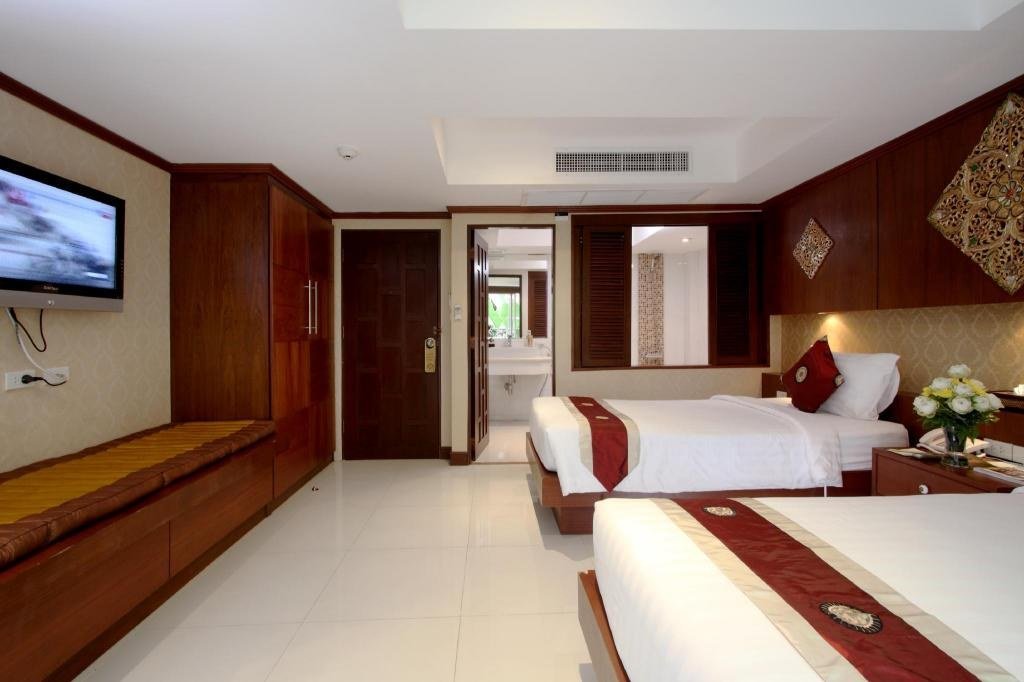 Кровать семейного номера с двумя спальнями в Rayaburi Hotel Patong