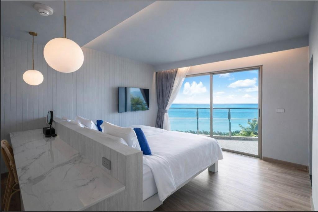Вид из номера с двумя спальнями и видом на океан в Homm Bliss Southbeach Patong